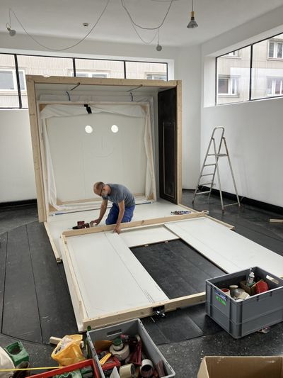 Aufbau der Installation "Collapsing Room"