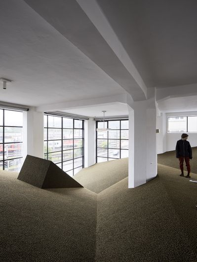 Blick in die Ausstellung „Snøhetta: Relations“ im aut mit der von Snøhetta realisierten ­„Sozialen Landschaft“