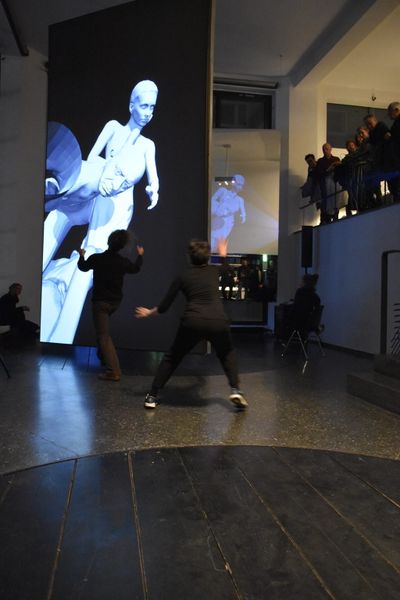 Performance: Die Tänzerinnen Esther Balfe und Christina Jauernik interagieren in Echtzeit mit der Rauminstallation