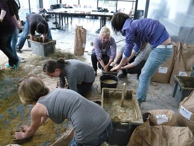 1:1 Modell im aut – Als Teil der Ausstellung realisierten SchülerInnen des BORG Innsbruck unter der Leitung von Monika Abendstein und Michael Engele im aut eine Lehmwand.