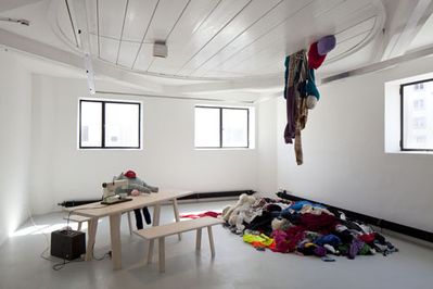 eins zu zwei – zwei zu eins – Blick in die Ausstellung im aut – Modellschneiderwerkstatt – Kleiderlandschaft: the next ENTERprise – architects, Möbel: EOOS; Bildnachweis: © B&R