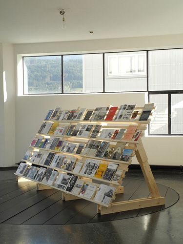 Blick in die Ausstellung im aut – Raum 1: „Regal“, 2011, 
Bücher und Zeitschriften aus dem Archiv von Martin Feiersinger, 
Bildnachweis: © Werner Feiersinger