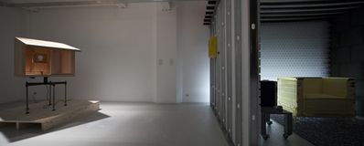 Blick in die Ausstellung "Amol eppas ondorsch", links: "Le Cabanon" für MAYMA von ANGO, rechts:  "Klimahaus Gold" für ANGO von MAYMA