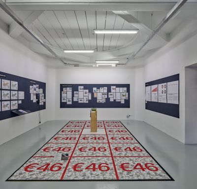 Blick in die Ausstellung im aut – Geldteppich, Audiocollage "Wohnung? – Leider nein!“