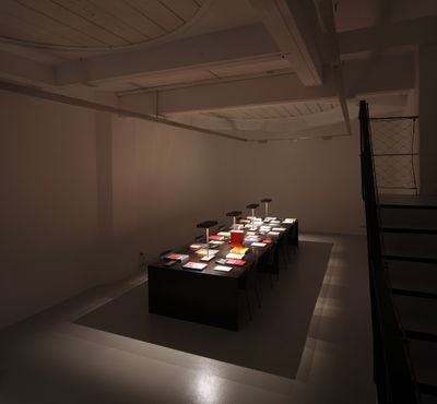 Blick in die Ausstellung "Lars Müller: Bücher bauen" im aut