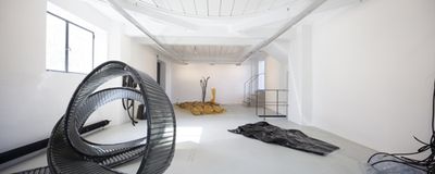 Blick in die Ausstellung "Splined Spheres" im aut