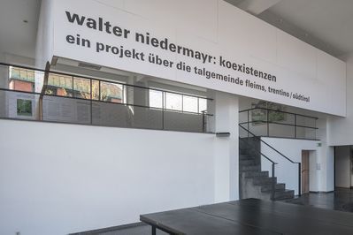 Blick in die Ausstellung "Walter Niedermayr: Koexistenzen" im aut