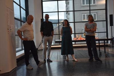 Ausstellungseröffnung mit Arno Ritter (aut), Peter Paul Mölk (Innsbruck Tourismus) sowie Karoline Mayer und Katharina Ritter (Ausstellungskuratorinnen) – © aut