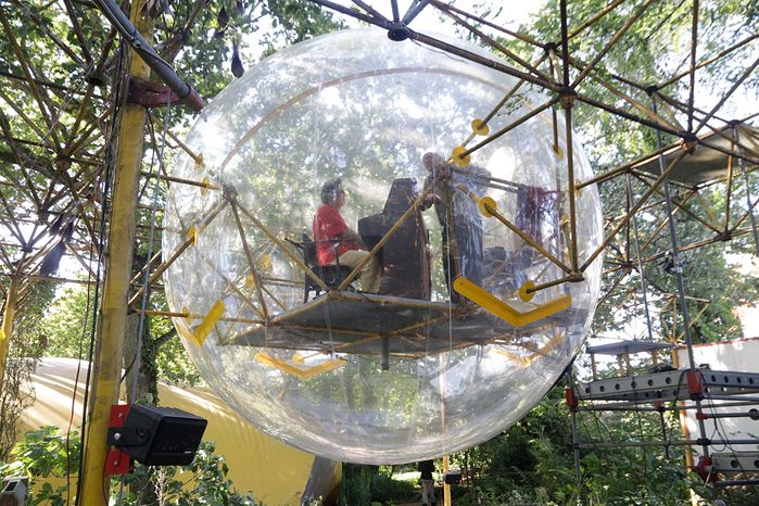 „Klangstruktur mit Resonanzkugel“ auf dem Gelände von La Ferté-Alais, 2019