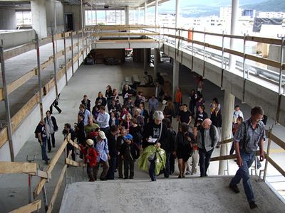 Baustellenführung "Bildung konsumieren" – Helmut Reitter führt durch das Nahversorgungszentrum "Q-West" und  "BRG in der A