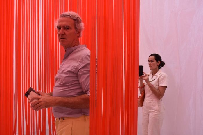 José Selgas und Lucía Cano beim Besuch ihrer raumgreifenden Installation im aut