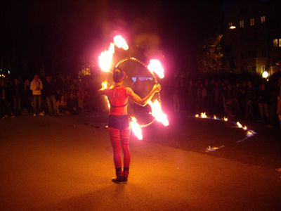 Feuershow zum Abschluss – Weil Architektur brennen muss, hat eine Feuerkünstlerin den Abend mit einer eindrucksvollen Show beschlossen.