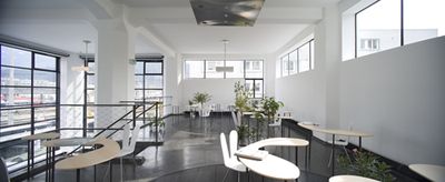 Blick in die Ausstellung – Galerieebene mit Tischkombinationen "Bordeaux 2" von SANAA