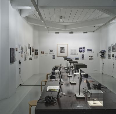 Blick in die Ausstellung "Die Körper und der Raum. 114 Beiträge zu einer sinnlichen Erkenntnis" im aut – © Günter Richard Wett