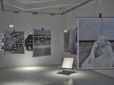 Blick in die Ausstellung – Fotos von Francesca Torzo, gedruckt auf Seide