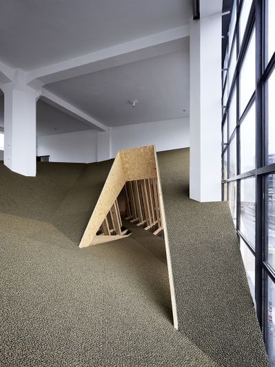 Blick in die Ausstellung „Snøhetta: Relations“ im aut mit der von Snøhetta realisierten ­„Sozialen Landschaft“