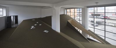 Blick in die Ausstellung „Snøhetta: Relations“ im aut 
mit der von Snøhetta realisierten ­„Sozialen Landschaft“