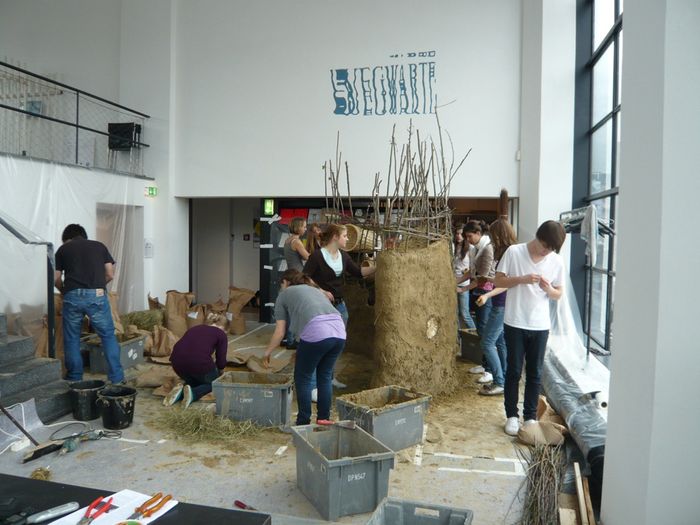 Bau einer Lehmwand für die Ausstellung von Francis Kéré